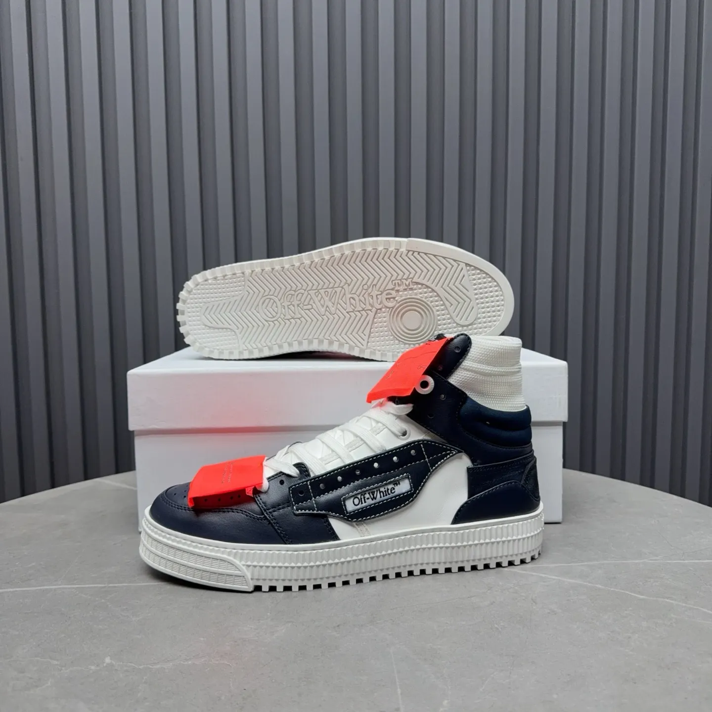 [OFF WHITE] P: 740💰Couple model👫, Size: Female 35-40. Male 39-44 (45.46 customized) High-quality version👊 "Out of office" series original molding, original lasting, production process 1:1 original ➰OFF GRAY WHITE OW ➰ First-layer cowhide, imported skin-friendly and environmentally friendly polyester mesh, original molding, high elasticity and environmentally friendly molding pad Made with the original lasting process. The original molded rubber outsole (never yellows and deforms) has a super correct shape, bright color and strong three-dimensional effect👍. Packaging💯Full set of packaging synchronized with the official website (branded paper, certificate of quality, branded cloth bag)